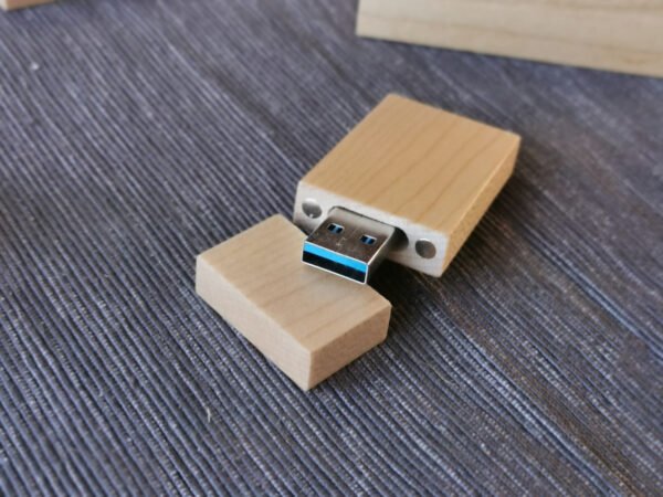 Personalised Wooden rectangular USB memory stick (Maple) USB3.0 32GB - Image 3