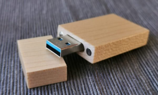 Personalised Wooden rectangular USB memory stick (Maple) USB3.0 32GB - Image 2
